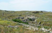 Le mont Cynthe à Délos en Grèce. Sérapéion et réservoir du ruisseau Inopos. Cliquer pour agrandir l'image.