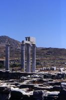 Le quartier du Lac de Délos en Grèce. Portique de la Loge des Poséidoniastes. Cliquer pour agrandir l'image.