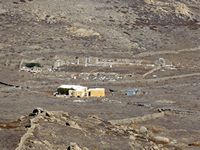 Le Quartier du Stade à Délos en Grèce. Le gymnase vu depuis le mont Cynthe (auteur Olaf Tausch). Cliquer pour agrandir l'image.