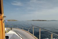 Le site archéologique de Délos en Grèce. Bateau d'excursion à Délos. Cliquer pour agrandir l'image.