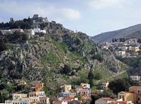 L’île de Symi en mer Égée. Vue sur le château de l'île. Cliquer pour agrandir l'image.