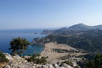 Plage au pied du monastère de Tsambikas à Rhodes. Cliquer pour agrandir l'image.