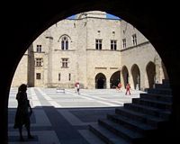 Cour intérieure du palais des Grands Maîtres à Rhodes. Cliquer pour agrandir l'image.