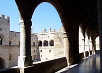 Arcades du palais des Grands Maîtres à Rhodes. Cliquer pour agrandir l'image.
