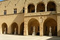 Statues du palais des Grands Maîtres à Rhodes. Cliquer pour agrandir l'image.