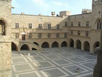 Cour intérieure du palais des Grands Maîtres à Rhodes. Cliquer pour agrandir l'image.