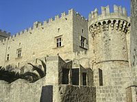 Murailles du palais des Grands Maîtres à Rhodes. Cliquer pour agrandir l'image.