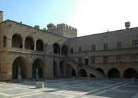 Cour intérieure du palais des Grands Maîtres à Rhodes. Cliquer pour agrandir l'image.
