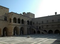 Cour intérieure du palais des Grands Maîtres à Rhodes. Cliquer pour agrandir l'image.