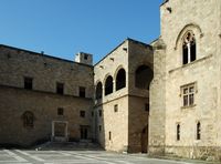 Cour intérieure du palais des Grands Maîtres à Rhodes. Cliquer pour agrandir l'image.