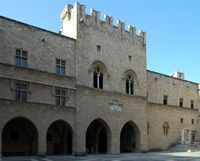 Cour intérieure du palais des Grands Maîtres à Rhodes. Cliquer pour agrandir l'image.