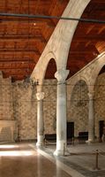 Salle des colonnades du palais des Grands Maîtres à Rhodes. Cliquer pour agrandir l'image.