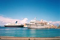 Bateaux de croisière dans le port de Rhodes. Cliquer pour agrandir l'image.