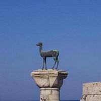 Biche à l'entrée du port de Rhodes. Cliquer pour agrandir l'image.
