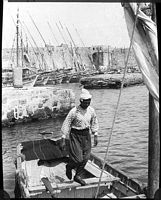 Le port de Rhodes. Photographie de Lucien Roy vers 1911. Cliquer pour agrandir l'image.