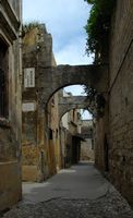 Rue Saint Fanouriou à Rhodes près de la rue Ergiou. Cliquer pour agrandir l'image.