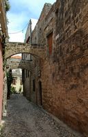 Ruelle à Rhodes. Cliquer pour agrandir l'image.