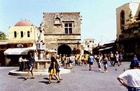 Fontaine turque place Hippocrate à Rhodes. Cliquer pour agrandir l'image.