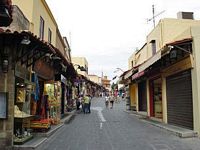 Rue Socrate à Rhodes. Cliquer pour agrandir l'image.