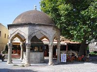 Place Dorieos à Rhodes. Cliquer pour agrandir l'image.