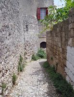 Rue Zinonos à Rhodes. Cliquer pour agrandir l'image.