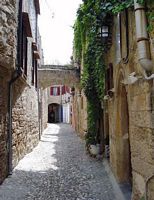 Rue Fanourios à Rhodes. Cliquer pour agrandir l'image.