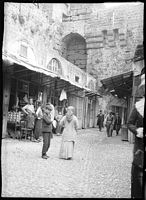 Rue au pied des remparts de Rhodes, photographie de Lucien Roy vers 1911. Cliquer pour agrandir l'image.