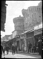 Rue au pied des tours à Rhodes, photographie de Lucien Roy vers 1911. Cliquer pour agrandir l'image.