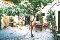 Cour de l'auberge de jeunesse, rue Ergiou à Rhodes. Cliquer pour agrandir l'image.