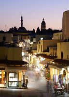 Rue Socrate à Rhodes, au crépuscule. Cliquer pour agrandir l'image.