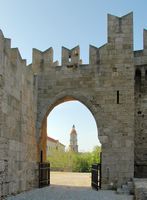 La tour de l'horloge à Rhodes vue depuis le palais des Grands Maîtres. Cliquer pour agrandir l'image.