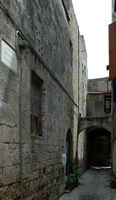 Rue Thucydite à Rhodes. Cliquer pour agrandir l'image.