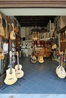 Connaissance de l’île de Crète. Magasin de lyres crétoises, rue d'Arkadi à Réthymnon. Cliquer pour agrandir l'image.
