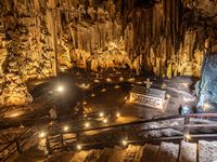 Géographie de l’île de Crète. La grotte de Mélidoni près de Pérama (auteur C. Messier). Cliquer pour agrandir l'image.