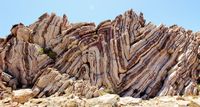 Géologie de l’île de Crète. Strates géologiques de calcaire du Pindos et de chaille au cap Mélissa près d'Agios Pavlos. Cliquer pour agrandir l'image.