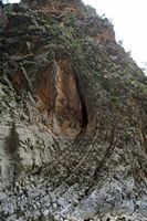 Géologie de l’île de Crète. Plis géologiques dans le défilé des Portes de Fer dans les gorges de Samaria. Cliquer pour agrandir l'image.