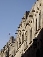 La rue des Chevaliers à Rhodes. Auberge de france, consulat de France. Cliquer pour agrandir l'image.