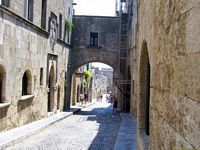 La rue des Chevaliers à Rhodes. L'Auberge de la Langue d'Espagne. Cliquer pour agrandir l'image.