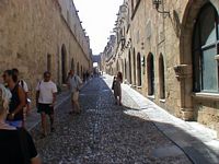 La rue des Chevaliers à Rhodes. Cliquer pour agrandir l'image. La rue des Chevaliers à Rhodes. Cliquer pour agrandir l'image.