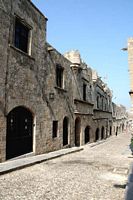 La rue des Chevaliers à Rhodes. Cliquer pour agrandir l'image. La rue des Chevaliers à Rhodes. Cliquer pour agrandir l'image.