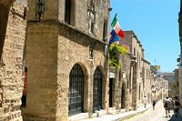 La rue des Chevaliers à Rhodes. Ambassade d'Italie. Cliquer pour agrandir l'image.