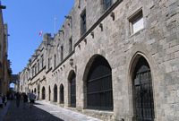 La rue des Chevaliers à Rhodes. L'Auberge de la Langue de France. Cliquer pour agrandir l'image. La rue des Chevaliers à Rhodes. L'Auberge de la Langue de France. Cliquer pour agrandir l'image.