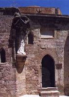 La rue des Chevaliers à Rhodes. La chapelle de la Langue de France. Cliquer pour agrandir l'image.