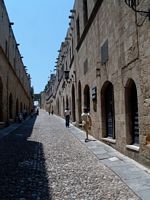 La rue des Chevaliers à Rhodes. Cliquer pour agrandir l'image. La rue des Chevaliers à Rhodes. Cliquer pour agrandir l'image.