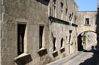 La rue des Chevaliers à Rhodes. Arcade entre auberges d'Espagne et de Provence. Cliquer pour agrandir l'image.