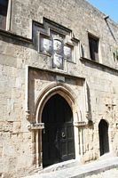 La rue des Chevaliers à Rhodes. Auberge de la Langue de Provence. Cliquer pour agrandir l'image.