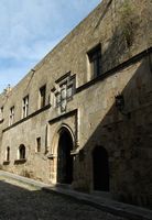 La rue des Chevaliers à Rhodes. Auberge de la langue de Provence. Cliquer pour agrandir l'image.