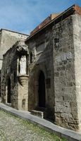 La rue des Chevaliers à Rhodes. Chapelle de la langue de France. Cliquer pour agrandir l'image.