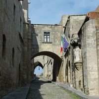 La rue des Chevaliers à Rhodes. Arche. Cliquer pour agrandir l'image.