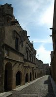 La rue des Chevaliers à Rhodes. Peut-être la maison du chapelain de France. Cliquer pour agrandir l'image.